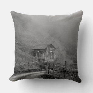 Cojín Decorativo Cabaña de madera en la naturaleza/niebla en la mon