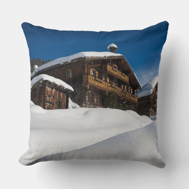 Cojín Decorativo Cabañas de madera tradicionales en la nieve (Anverso)