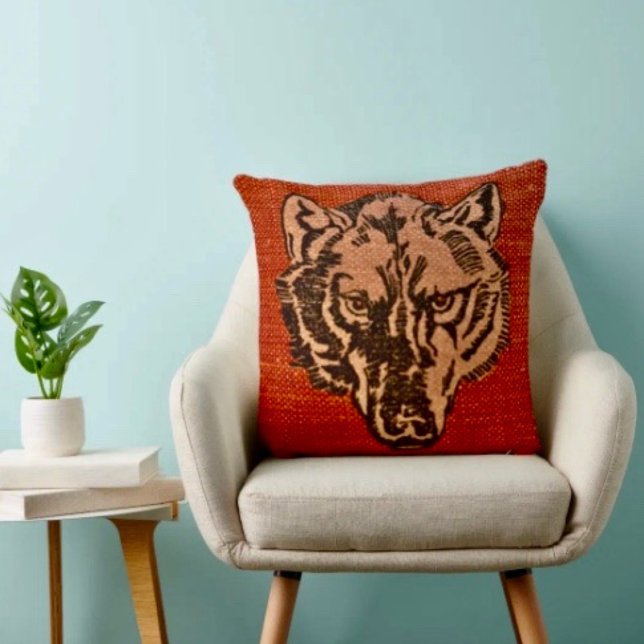 Cojín Decorativo Cabeza de Lobo en Rojo (Wolf Head on Red Throw Pillow  High quality 100% polyester hidden zipper enclosure.
)