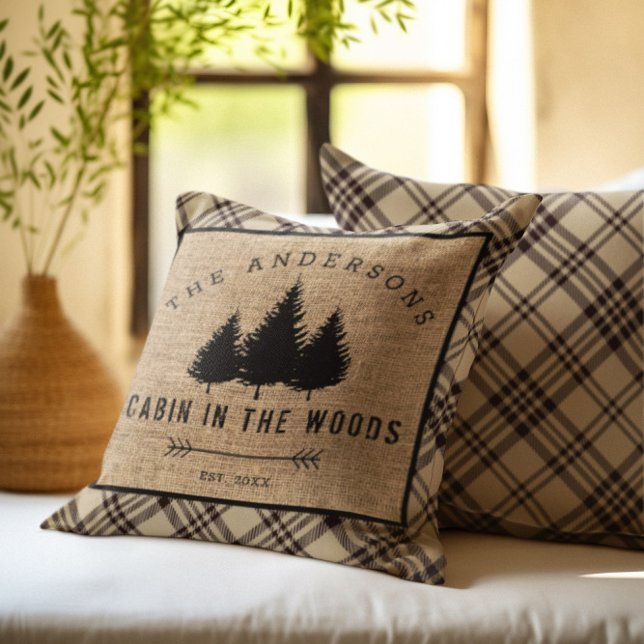 Cojín Decorativo Cabina de nombre de familia rústica en Woods Thro (Subido por el creador)