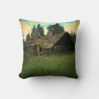Cojín Decorativo Cabina en el campo por djoneill