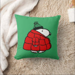 Cojín Decorativo Cacahuetes | Chaqueta Snoopy Red Puffer<br><div class="desc">Echa un vistazo a este divertido diseño de maní con Snoopy en su chaqueta roja de invierno.</div>