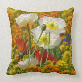 Cojín Decorativo Cachorros blancos cultivando flores de colores