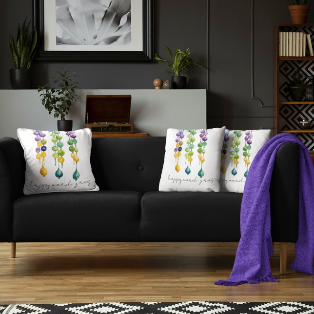 Cojín Decorativo Cadenas de cuentas de Mardi Gras en acuarela (Mardi Gras beads and Happy Mardi Gras typography on festive throw pillows for Shrove Tuesday. )