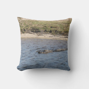 Cojín Decorativo Caimán americano nadando en un río pantanoso