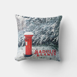 Cojín Decorativo Caja postal roja tradicional y nieve en árboles