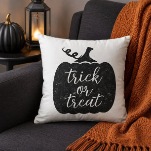 Cojín Decorativo Calabaza Negra Rústica Script de Truco o Trato