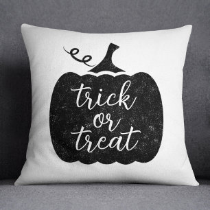 Cojín Decorativo Calabaza Negra Rústica Script de Truco o Trato