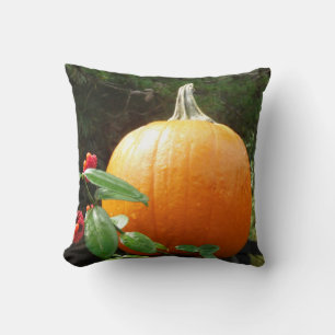 Cojín Decorativo calabaza otoñal sobre una cerca negra