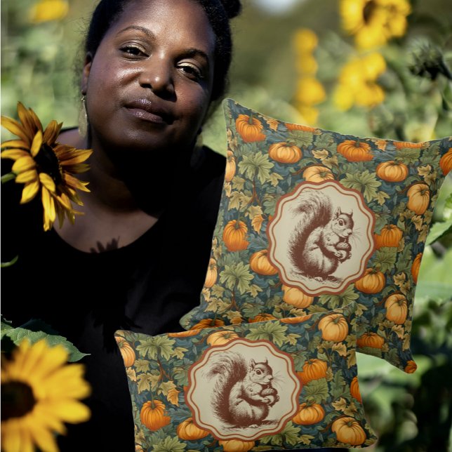 Cojín Decorativo Calabazas de William Morris con ardilla (Vintage squirrel in a pumpkin patch...too cute!)