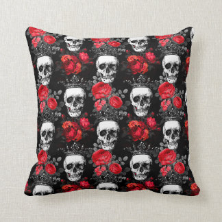 Cojín Decorativo Calaveras y rosas rojas descoloridas sobre un negr
