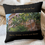 Cojín Decorativo Calentamiento de la casa nombres de fotos negros<br><div class="desc">Un fondo negro. Añada una foto de la casa de los nuevos propietarios y sus nombres. Un regalo de los amigos o agentes inmobiliarios para los regalos de sus clientes - felicitaciones por una nueva casa.</div>
