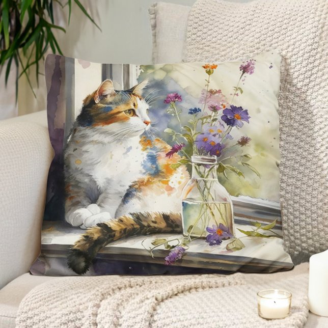 Cojín Decorativo Calico Cat Purple Flowlight Ventana Luz solar (Pillow with a watercolor painting of a cat sitting in a window.)