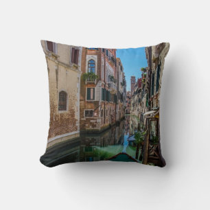 Cojín Decorativo Calle estrecha con canal en Venecia