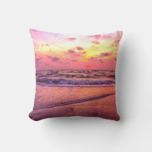 Cama con vista a la puesta de sol rosa en Naples, 