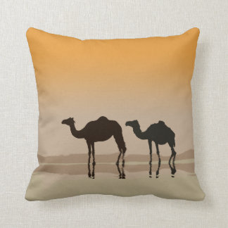Cojín Decorativo Camellos del dromedario y un espejismo