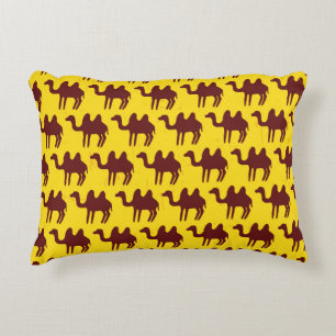 Cojín Decorativo Camellos Vintage: Patrón inspirado en el desierto.