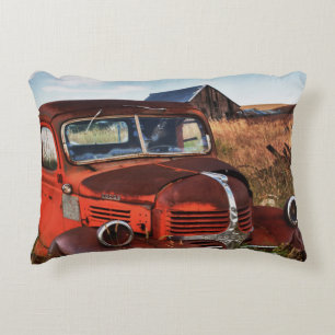 Cojín Decorativo Camión Dodge naranja oxidado con granja abandonada
