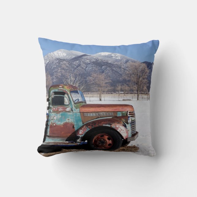 Cojín Decorativo Camión viejo que se sienta en el campo (Anverso)