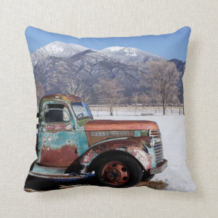 Cojín Decorativo Camión viejo que se sienta en el campo