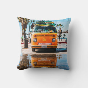 Cojín Decorativo camioneta naranja con tabla de surf arriba