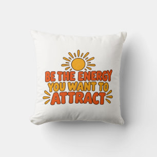 Cojín Decorativo Camiseta 'Sé la Energía que Quieres Atraer'