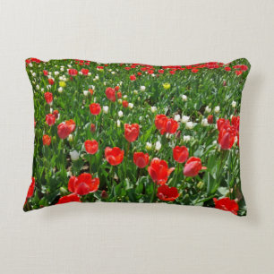 Cojín Decorativo Campo de flores de tulipanes rojos Fotografía de l