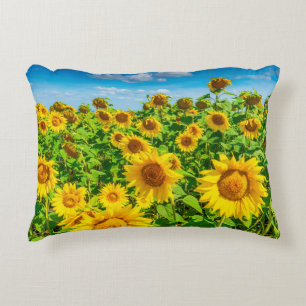 Cojín Decorativo Campo de girasoles en verano soleado. Picturesco l