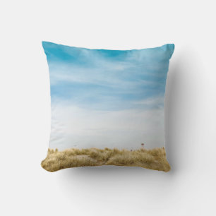 Cojín Decorativo Campo de hierba verde bajo cielos azules