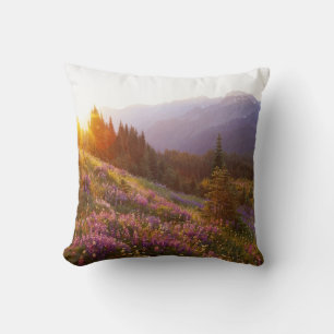 Cojín Decorativo Campo de lupino y montañas Olímpicas en