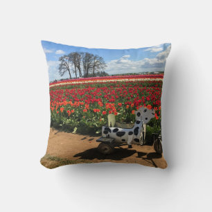 Cojín Decorativo Campo de tulipán con vaca de juguete, Oregón