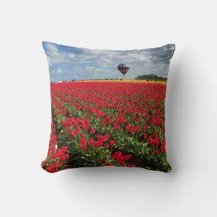 Cojín Decorativo Campo de tulipán rojo con globo de aire caliente