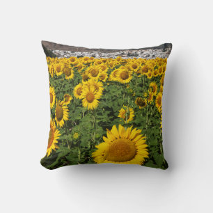 Cojín Decorativo Campos de girasoles, pueblo de la colina blanca de