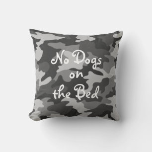 Cojín Decorativo Camuflaje blanco y negro "No hay perros en la cama