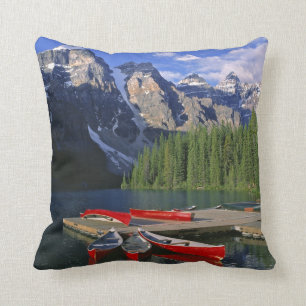 Cojín Decorativo Canadá, Alberta, Lago Moraine. Canoas rojas espera