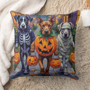 Cojín Decorativo Cane Corso haciendo 'trick-or-treat' con disfraces