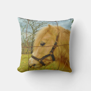 Cojín Decorativo Cara de caballo miniatura rubio, cielo azul nublad
