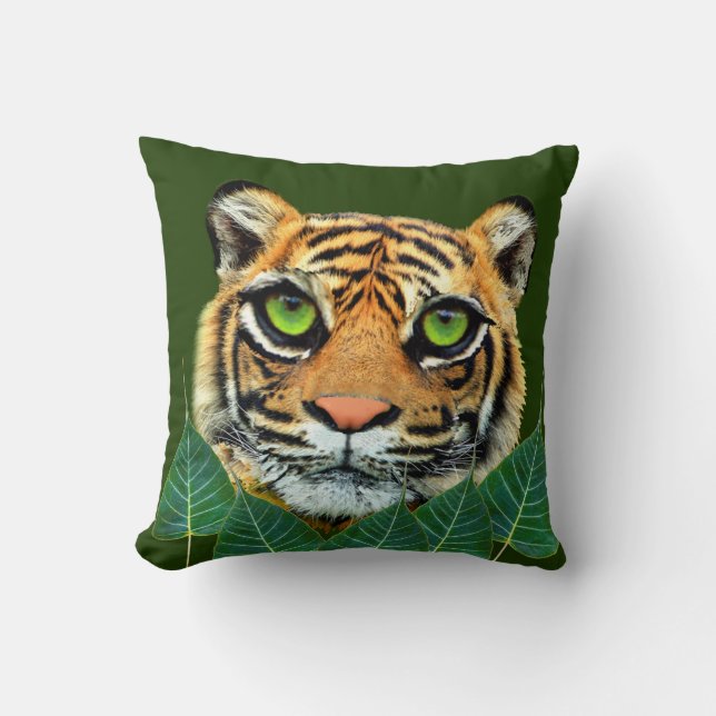 Cojín Decorativo Cara de tigre salvaje sobre verde forestal (Anverso)