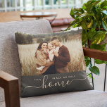 Cojín Decorativo Carbón de fotos de escritura simple en casa modern<br><div class="desc">Puntee en una actualización de decoración instantánea - su sofá (y su corazón) se lo agradecerán! Esta sencilla y moderna almohada fotográfica muestra su foto favorita, ya sea un p[ortrait] familiar o una fresca toma de vacaciones, sobre la moderna caligrafía de escritura con tipografía minimalista leyendo ESTE LUGAR QUE LLAMAMOS...</div>