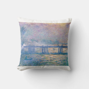 Cojín Decorativo Cargando el puente cruzado por Claude Monet