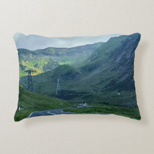 Cojín Decorativo Carretera Transfagarasan – Impresión de la montaña
