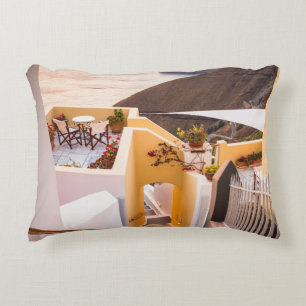COJÍN DECORATIVO CASA CERCA DEL CUERPO DEL AGUA