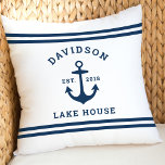 Cojín Decorativo Casa de Personalizados náuticos y blancos<br><div class="desc">La almohada de lino náutica "Lake House" está decorada con un ancla de barco de estilo costero y un diseño de rayas. Personalice el texto del personalizado con un apellido familiar casa lacustre (u otro título) con el año establecido. Combinación de colores clásica blanca y azul marino (que se puede...</div>