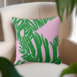 Cojín Decorativo Casa De Playa Preppy, Con Paleta Rosa Y Verde.<br><div class="desc">Sencillo patrón rosa y verde con hojas de palma verde sobre fondo rosado.</div>