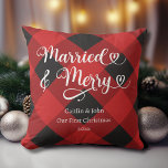 Cojín Decorativo Casado Feliz Nuestro Primer Navidad De Nueva Jugad<br><div class="desc">¿Buscando una manera de hacer la primera Navidad de tus seres queridos como una pareja casada extra especial? Nuestra "Primera Navidad Casada y Cereza" arrojar almohada con manteca roja es la idea de regalo perfecta! Esta almohada, con su fuente limpia y moderna y sus colores clásicos de vacaciones, le dará...</div>