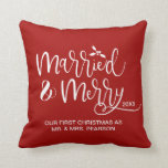 Cojín Decorativo Casado y Feliz Nuestra Primera Navidad Casado Rojo<br><div class="desc">Nuestra primera almohada navideña roja con el elegante guión "Casado y Feliz" puede ser fácilmente personalizada con el nuevo apellido y año de Mr. y Mrs.</div>