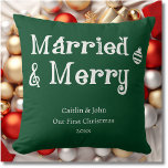 Cojín Decorativo Casado y Feliz Primera Navidad Verde recién casado<br><div class="desc">¡Esta es la temporada para difundir alegría y amor a tus amigos recién casados o familiares! Nuestra almohada "Casada y Feliz Nuestra Primera Navidad" lanzada en verde bosque es una opción de regalo divertida y festiva. Esta almohada, con su fuente limpia y moderna y sus colores clásicos de vacaciones, complementará...</div>