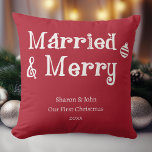 Cojín Decorativo Casado y morado nuestra primera Navidad de nuevo r<br><div class="desc">¡Esta es la temporada para difundir alegría y amor a tus amigos recién casados o familiares! Nuestra almohada "Casada y Feliz Nuestra Primera Navidad" arroja Navidades rojos es una opción de regalo divertida y festiva. Esta almohada, con su fuente limpia y moderna y sus colores clásicos de vacaciones, complementará cualquier...</div>