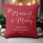 Cojín Decorativo Casado y morado nuestra primera Navidad de nuevo r<br><div class="desc">¿Buscando una manera de hacer la primera Navidad de tus seres queridos como una pareja casada extra especial? Nuestra "Primera Navidad, casada y morada" lanza almohada en rojo Navidad es la idea de regalo perfecta! Esta almohada, con su fuente limpia y moderna y sus colores clásicos de vacaciones, le dará...</div>
