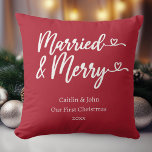 Cojín Decorativo Casado y morado nuestra primera Navidad de nuevo r<br><div class="desc">¿Buscando el regalo perfecto para sus amigos recién casados o su familia? No hay más que ver nuestra almohada "Casada y Feliz Nuestra Primera Navidad" arrojar Navidades rojos. El diseño es festivo y alegre, con colores clásicos rojos y blancos con una fuente limpia y moderna que complementará cualquier decoración de...</div>